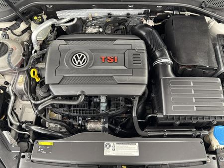 2017-Volkswagen-Golf-VII-GTI-20-TSI-Auto_14
