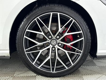 2017-Volkswagen-Golf-VII-GTI-20-TSI-Auto_4