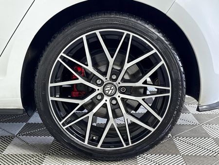 2017-Volkswagen-Golf-VII-GTI-20-TSI-Auto_6