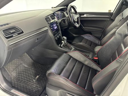 2017-Volkswagen-Golf-VII-GTI-20-TSI-Auto_8