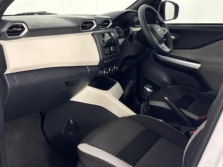 2024-Nissan-Magnite-10-Visia_8