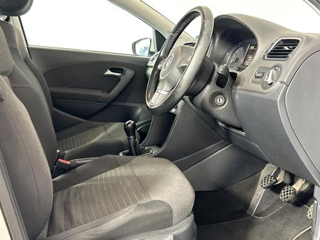 2013-Volkswagen-Polo-14-Comfortline-5-dr_9