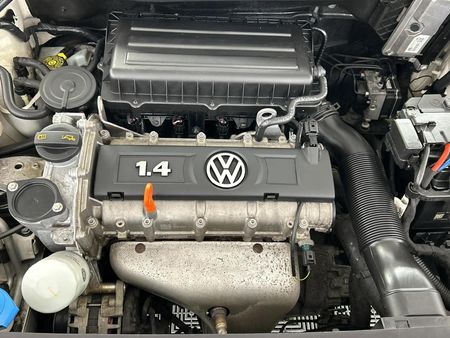 2013-Volkswagen-Polo-14-Comfortline-5-dr_13