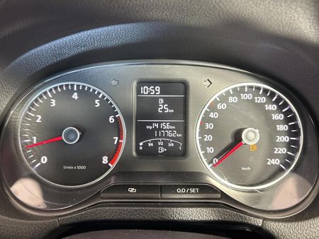 2013-Volkswagen-Polo-14-Comfortline-5-dr_2