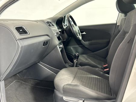 2013-Volkswagen-Polo-14-Comfortline-5-dr_8