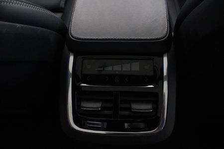 2025-Volvo-XC90-T8-Ultra-Dark-Phev_13