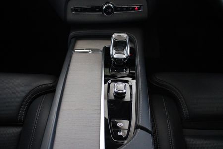 2025-Volvo-XC90-T8-Ultra-Dark-Phev_14