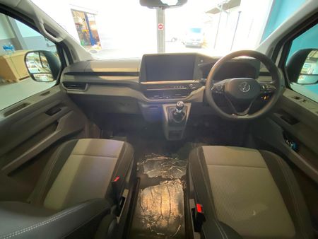 2026-Volkswagen-Transporter-Crew-Bus-20TDI-LWB-81kw-8-Seat_10