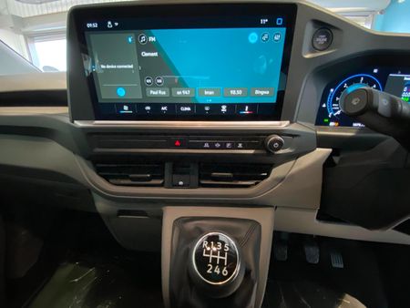 2026-Volkswagen-Transporter-Crew-Bus-20TDI-LWB-81kw-8-Seat_16
