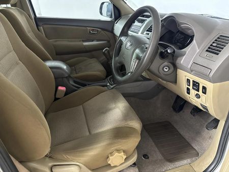 2013-Toyota-Fortuner-25-D-4D-Raised-Body_9