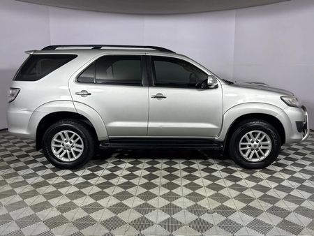 2013-Toyota-Fortuner-25-D-4D-Raised-Body_16