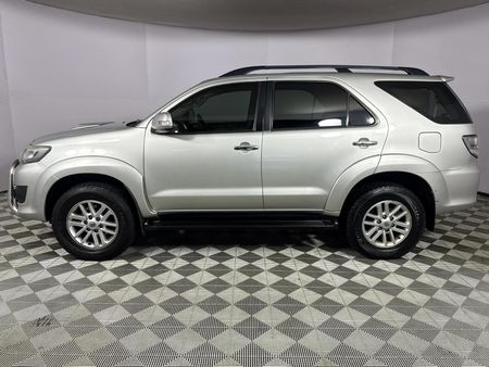 2013-Toyota-Fortuner-25-D-4D-Raised-Body_18