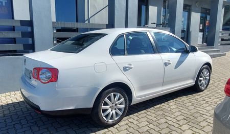 2009-Volkswagen-Jetta-20-Comfortline_2