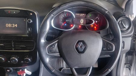 2017-Renault-Clio-IV-900T-Dynamique-5-dr-66kW_11