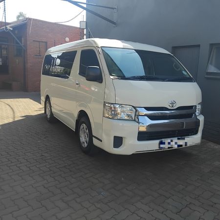 2018-Toyota-Quantum-27-10-seat_0