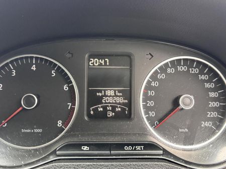 2011-Volkswagen-Polo-16-Comfortline-5-dr_9