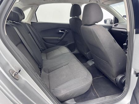 2011-Volkswagen-Polo-16-Comfortline-5-dr_11
