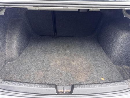 2011-Volkswagen-Polo-16-Comfortline-5-dr_12