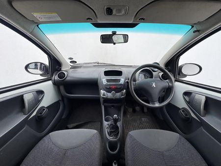 2009-Peugeot-107-XT-X-Line_10