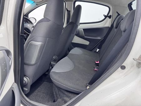 2009-Peugeot-107-XT-X-Line_11