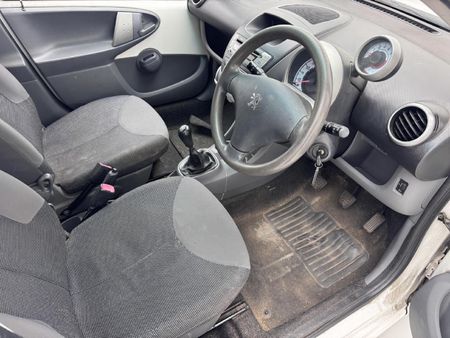 2009-Peugeot-107-XT-X-Line_14