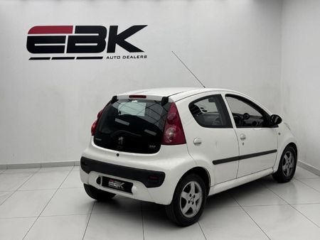 2009-Peugeot-107-XT-X-Line_5