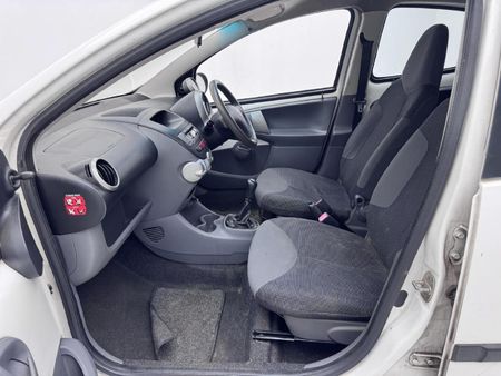 2009-Peugeot-107-XT-X-Line_6