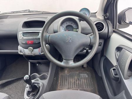 2009-Peugeot-107-XT-X-Line_8