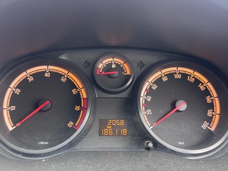 2010-Opel-Corsa-14-Essentia-5-dr_9