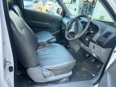 2013-Toyota-Hilux-25-D-4D-Single-Cab_3