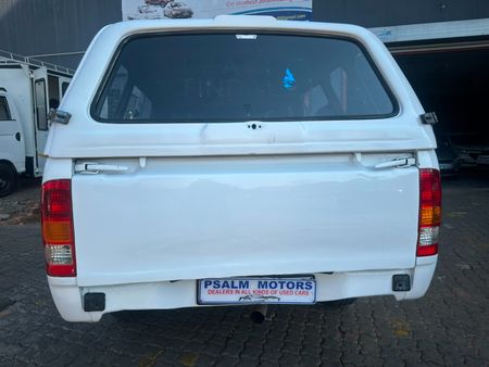 2013-Toyota-Hilux-25-D-4D-Single-Cab_6