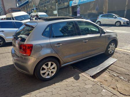 2014-Volkswagen-Polo-14-Comfortline-5-dr_2