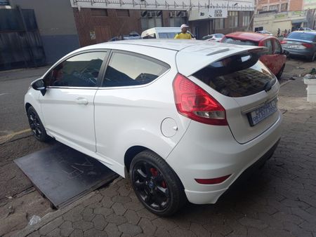 2012-Ford-Fiesta-16i-Titanium-3-dr_3
