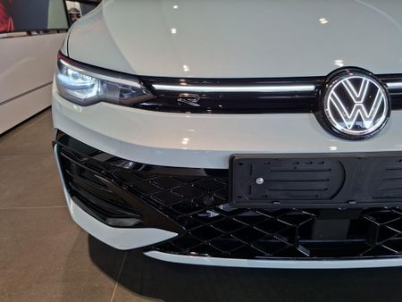 2026-Volkswagen-Golf-14-TSI-R-Line-Auto-110kw_9