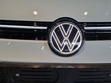 2026-Volkswagen-Golf-14-TSI-R-Line-Auto-110kw_10