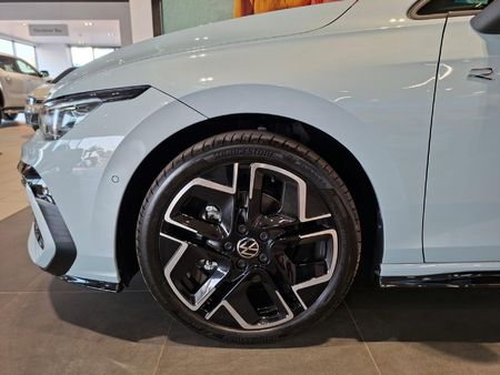 2026-Volkswagen-Golf-14-TSI-R-Line-Auto-110kw_11