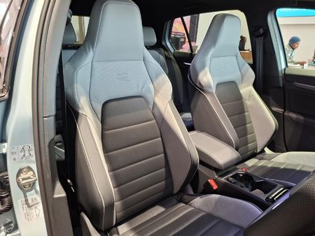 2026-Volkswagen-Golf-14-TSI-R-Line-Auto-110kw_13