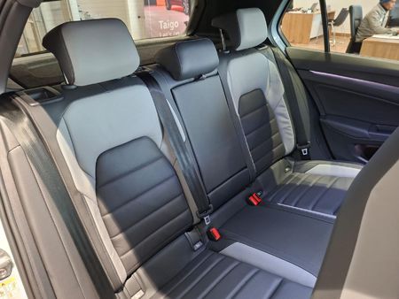 2026-Volkswagen-Golf-14-TSI-R-Line-Auto-110kw_14