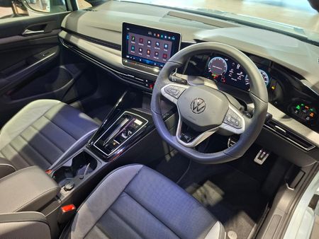 2026-Volkswagen-Golf-14-TSI-R-Line-Auto-110kw_15