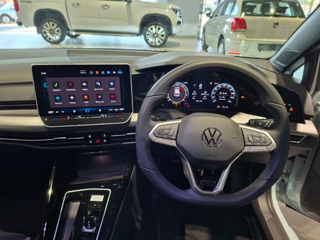 2026-Volkswagen-Golf-14-TSI-R-Line-Auto-110kw_16