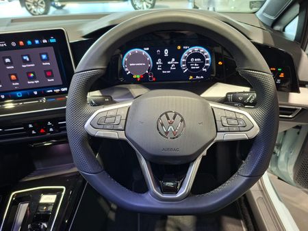 2026-Volkswagen-Golf-14-TSI-R-Line-Auto-110kw_17