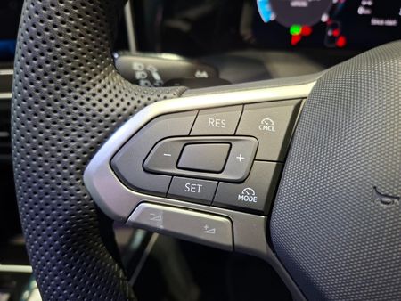2026-Volkswagen-Golf-14-TSI-R-Line-Auto-110kw_18