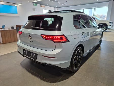 2026-Volkswagen-Golf-14-TSI-R-Line-Auto-110kw_5