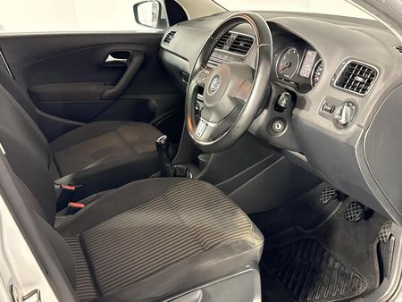 2011-Volkswagen-Polo-16-Comfortline_9