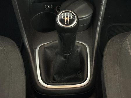 2011-Volkswagen-Polo-16-Comfortline_10
