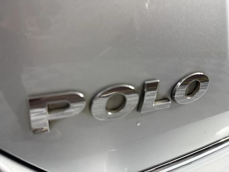 2011-Volkswagen-Polo-16-Comfortline_11