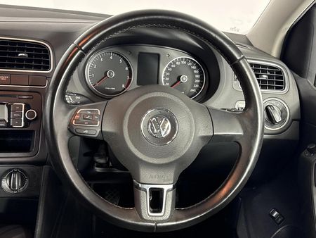 2011-Volkswagen-Polo-16-Comfortline_12