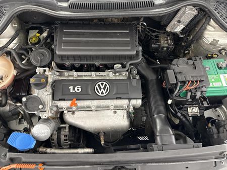 2011-Volkswagen-Polo-16-Comfortline_13