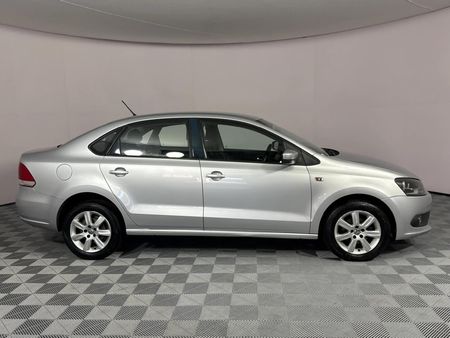 2011-Volkswagen-Polo-16-Comfortline_17