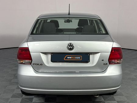 2011-Volkswagen-Polo-16-Comfortline_18